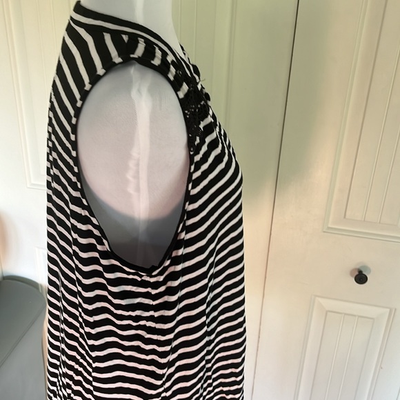 Black and white striped tank top - Picture 5 of 6